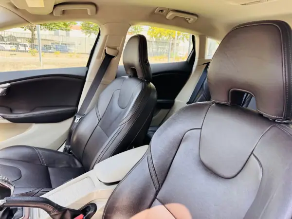 Volvo V40 Cross Country 2014 - 11500 EUR, 193000 km - AUTO.MOTO.pt - 193000km - foto 9 de 18