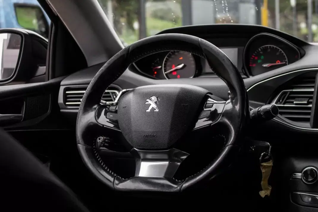 Peugeot 308 SW 2019 - 9800 EUR, 267684 km - AUTO.MOTO.pt - 267684km - foto 30 de 38