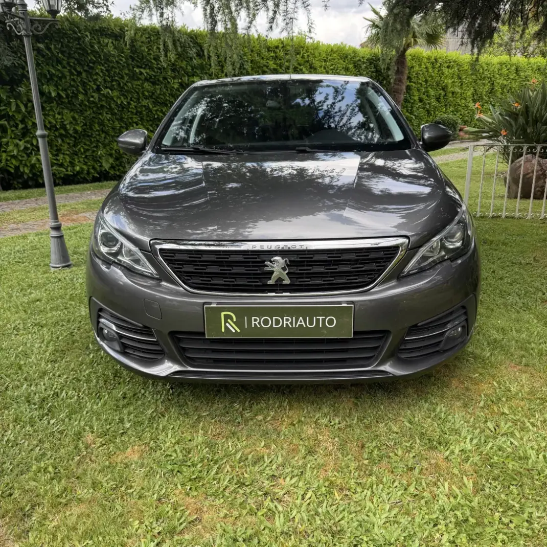 Peugeot 308 2019 - 11990 EUR, 129400 km - AUTO.MOTO.pt - 129400km - foto 1 de 20