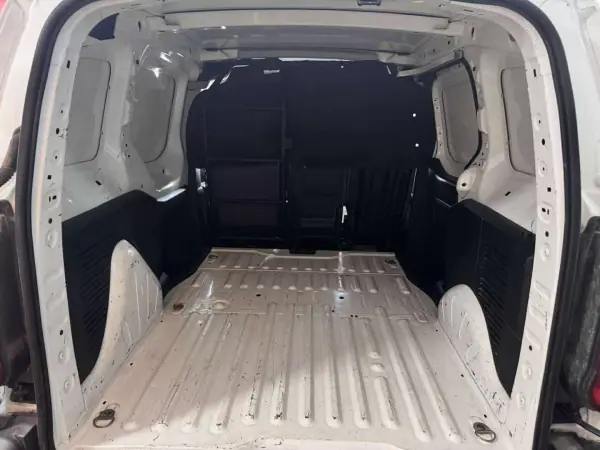 Citroën BERLINGO 3 LUGARES 2014 - 8450 EUR, 263000 km - AUTO.MOTO.pt - 263000km - foto 8 de 11
