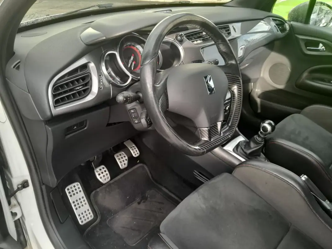 Citroën DS3 2012 - 16900 EUR, 132000 km - AUTO.MOTO.pt - 132000km - foto 11 de 17