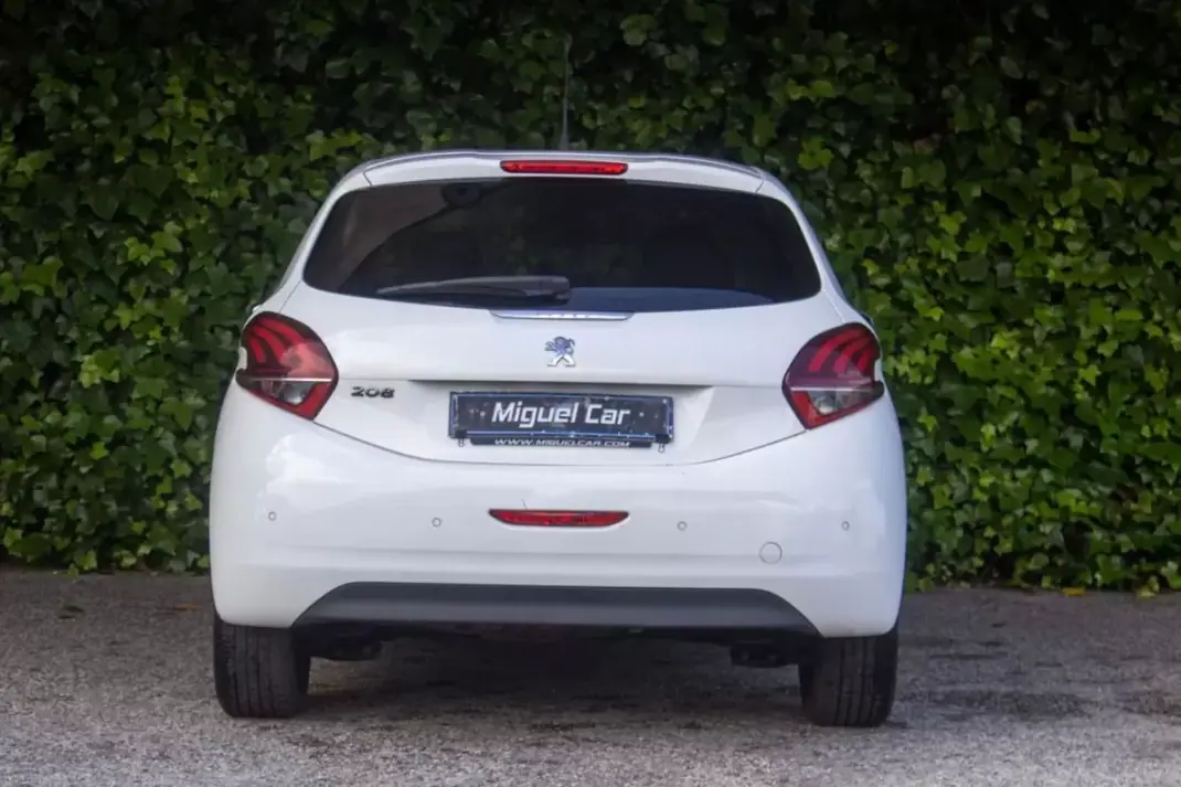 Peugeot 208 2019 - 11900 EUR, 130000 km - AUTO.MOTO.pt - 130000km - foto 9 de 16