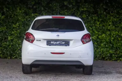 Peugeot 208 2019 - 11900 EUR, 130000 km - AUTO.MOTO.pt - 130000km - foto 9 de 16