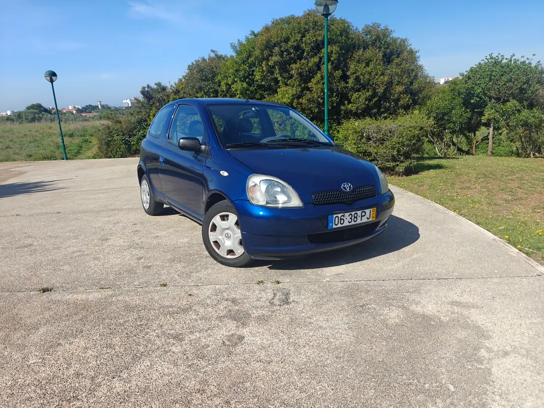 Toyota Yaris 2000 - 2500 EUR, 206000 km - AUTO.MOTO.pt - 206000km - foto 10 de 11