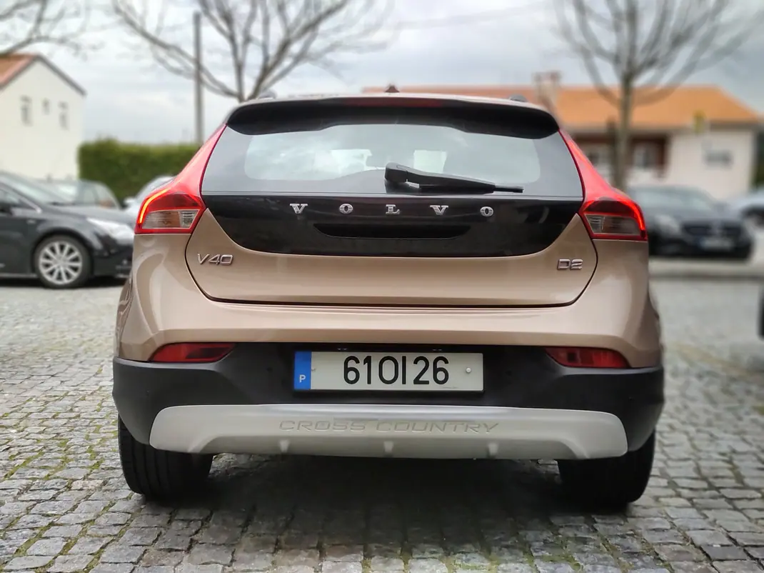 Volvo V40 Cross Country 2014 - 9900 EUR, 235000 km - AUTO.MOTO.pt - 235000km - foto 7 de 15