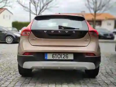 Volvo V40 Cross Country 2014 - 9900 EUR, 235000 km - AUTO.MOTO.pt - 235000km - foto 7 de 15