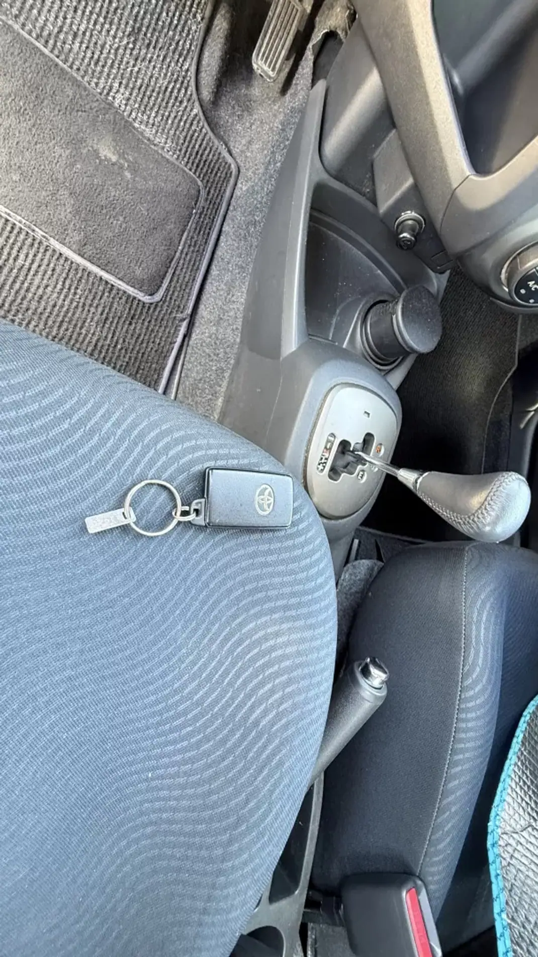 Toyota Yaris 2010 - 8700 EUR, 69707 km - AUTO.MOTO.pt - 69707km - foto 32 de 35