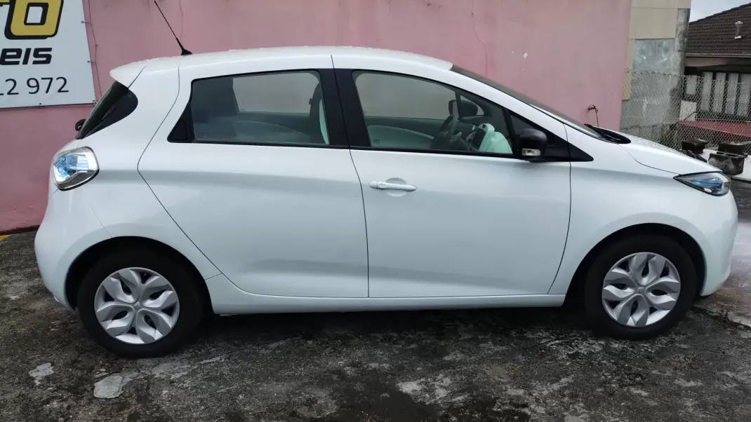 Renault Zoe 2019 - 12500 EUR, 70000 km - AUTO.MOTO.pt - 70000km - foto 4 de 28
