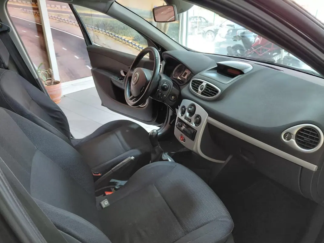 Renault Clio 2005 - 4499 EUR, 296000 km - AUTO.MOTO.pt - 296000km - foto 14 de 17