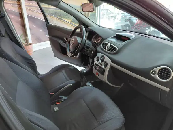 Renault Clio 2005 - 4499 EUR, 296000 km - AUTO.MOTO.pt - 296000km - foto 14 de 17