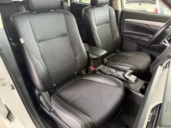 Mitsubishi Outlander 2015 - 15990 EUR, 157367 km - AUTO.MOTO.pt - 157367km - foto 8 de 28