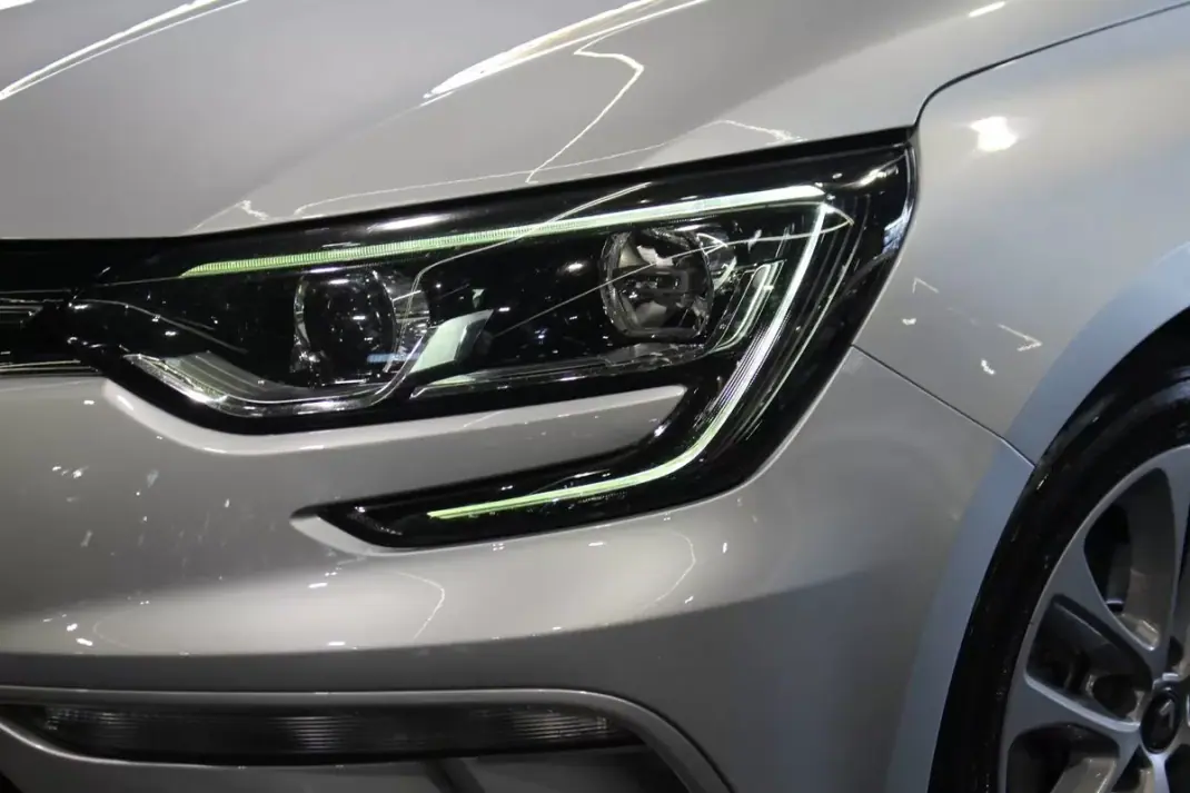 Renault Mégane Sport Tourer 2020 - 16790 EUR, 137000 km - AUTO.MOTO.pt - 137000km - foto 5 de 37