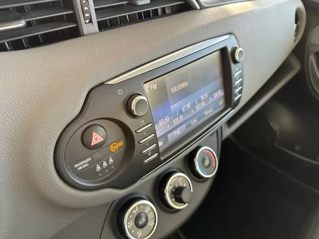Toyota Yaris 2018 - 14900 EUR, 41312 km - AUTO.MOTO.pt - 41312km - foto 20 de 27
