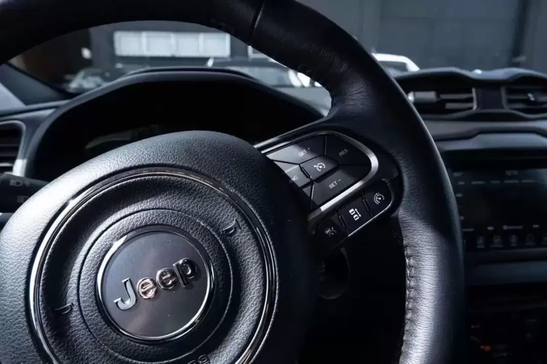 Jeep Renegade 2020 - 17600 EUR, 100000 km - AUTO.MOTO.pt - 100000km - foto 17 de 26