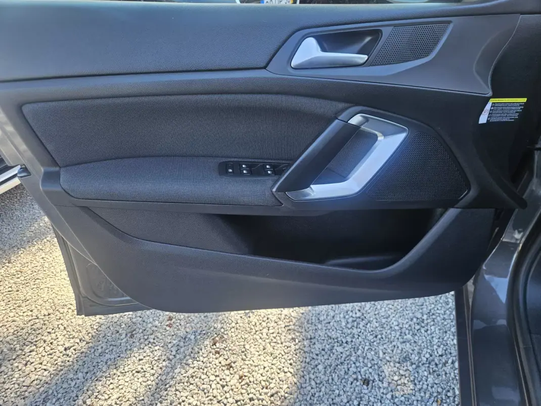 Peugeot 308 2018 - 13200 EUR, 61900 km - 61900km - foto 27 de 37