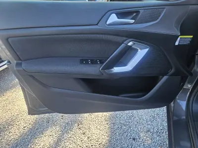 Peugeot 308 2018 - 13200 EUR, 61900 km - 61900km - foto 27 de 37
