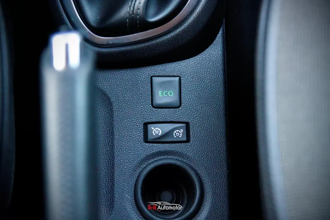 Renault Captur 2019 - 14800 EUR, 98000 km - AUTO.MOTO.pt - 98000km - foto 22 de 27