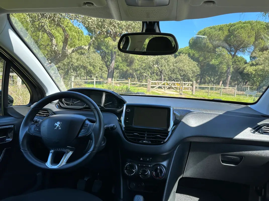 Peugeot 208 2017 - 7850 EUR, 130754 km - AUTO.MOTO.pt - 130754km - foto 5 de 10