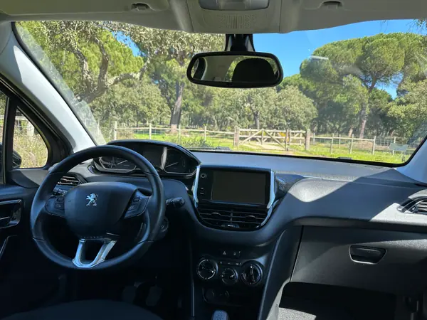Peugeot 208 2017 - 7850 EUR, 130754 km - AUTO.MOTO.pt - 130754km - foto 5 de 10
