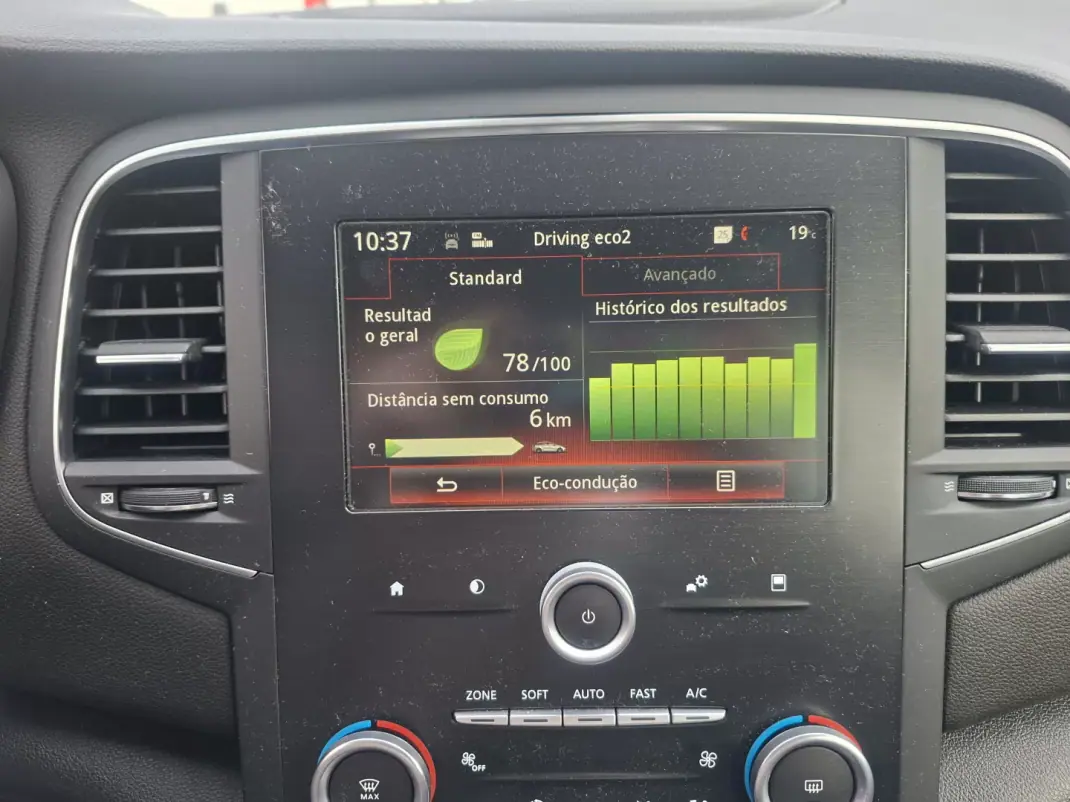 Renault Mégane Sport Tourer 2017 - 11530 EUR, 167840 km - AUTO.MOTO.pt - 167840km - foto 26 de 31