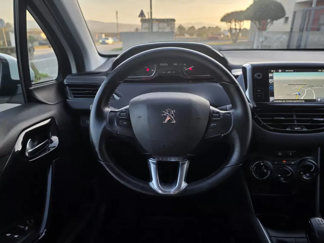 Peugeot 208 2016 - 13990 EUR, 163000 km - AUTO.MOTO.pt - 163000km - foto 19 de 31