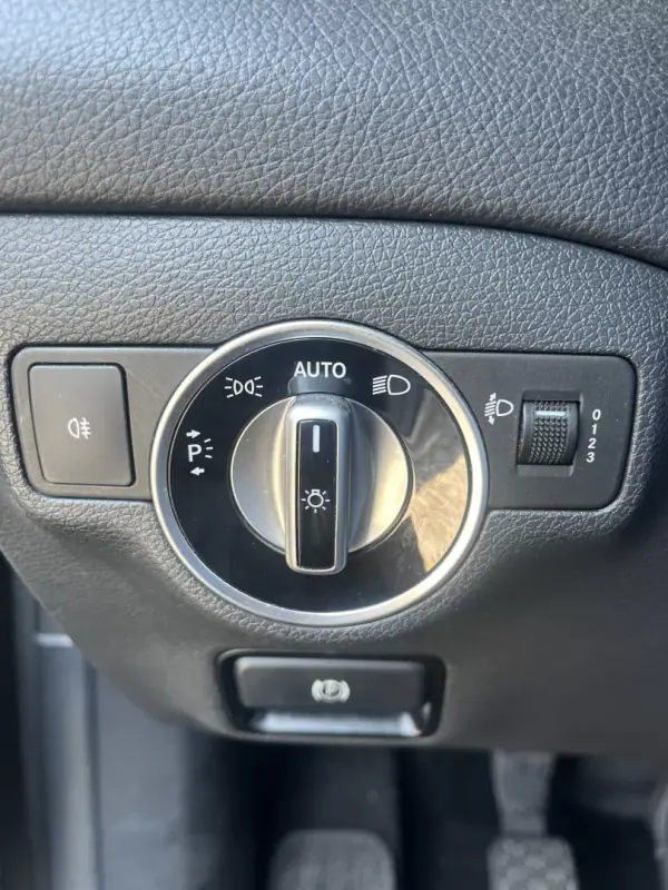 Mercedes-Benz CLA 180 2017 - 18500 EUR, 180800 km - AUTO.MOTO.pt - 180800km - foto 22 de 25