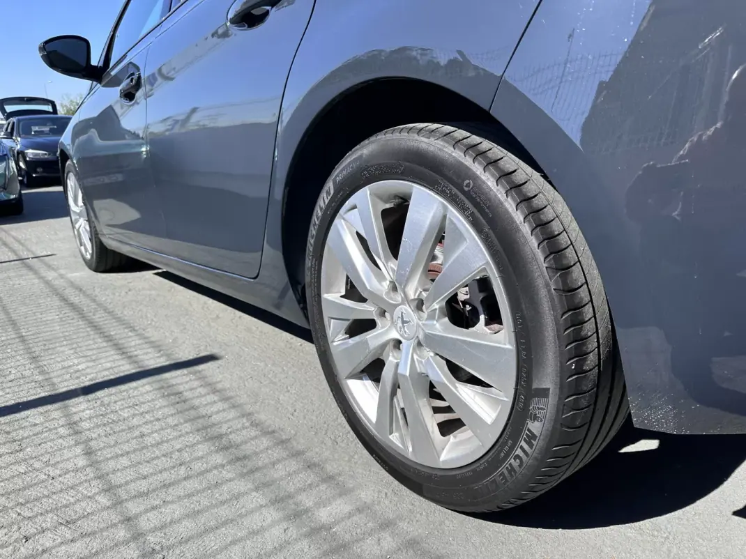 Peugeot 308 2018 - 12500 EUR, 280000 km - AUTO.MOTO.pt - 280000km - foto 9 de 32