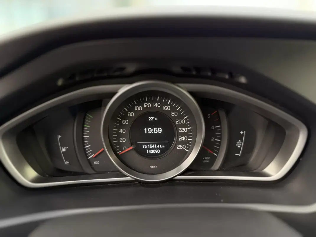 Volvo V40 2015 - 12450 EUR, 143090 km - AUTO.MOTO.pt - 143090km - foto 18 de 20