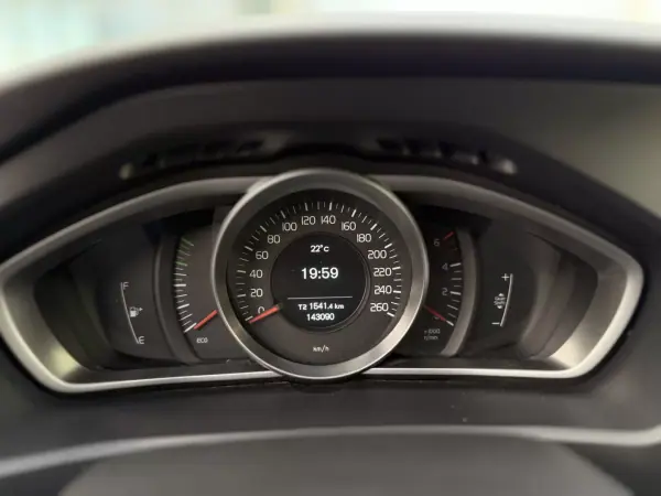 Volvo V40 2015 - 12450 EUR, 143090 km - AUTO.MOTO.pt - 143090km - foto 18 de 20