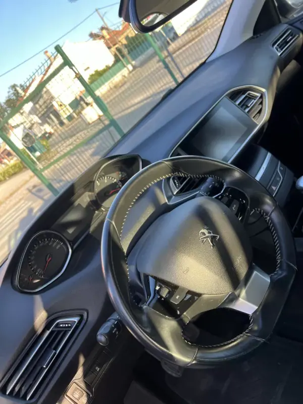 Peugeot 308 2019 - 10399 EUR, 165000 km - AUTO.MOTO.pt - 165000km - foto 5 de 7