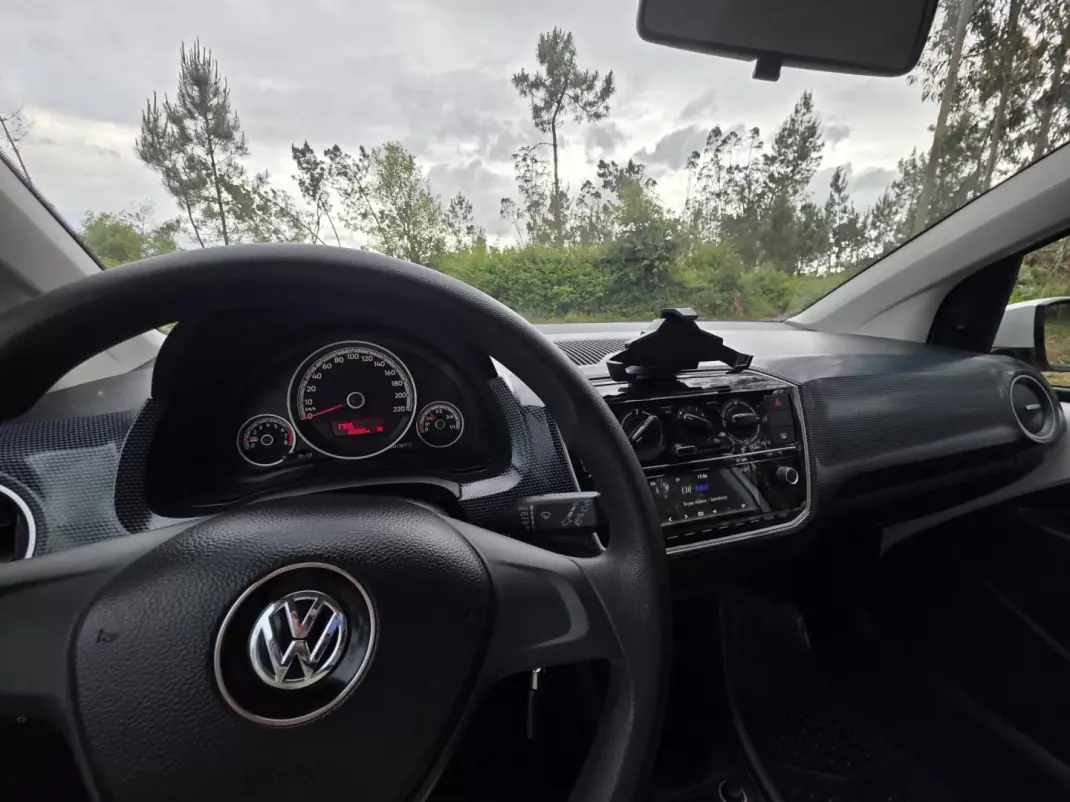 Volkswagen Up! 2016 - 7990 EUR, 152974 km - AUTO.MOTO.pt - 152974km - foto 66 de 71