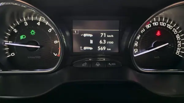 Peugeot 2008 2018 - 12990 EUR, 144000 km - AUTO.MOTO.pt - 144000km - foto 13 de 35