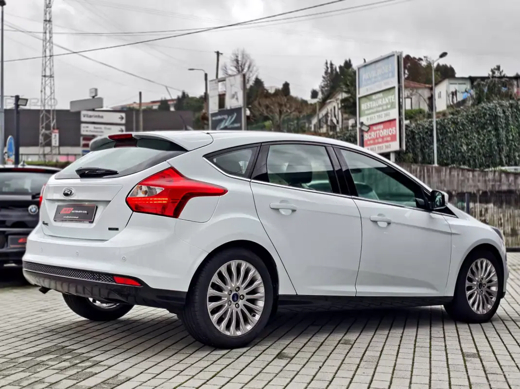 Ford Focus 2015 - 9250 EUR, 134990 km - AUTO.MOTO.pt - 134990km - foto 6 de 18