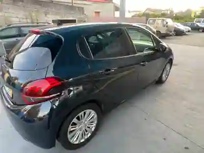 Peugeot 208 2018 - 9490 EUR, 66000 km - AUTO.MOTO.pt - 66000km - foto 3 de 8