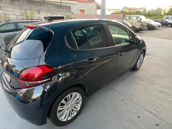 Peugeot 208 2018 - 9490 EUR, 66000 km - AUTO.MOTO.pt - 66000km - foto 3 de 8