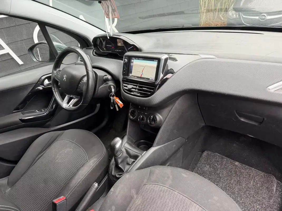 Peugeot 208 2017 - 8450 EUR, 147931 km - 147931km - foto 5 de 9