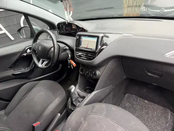 Peugeot 208 2017 - 8450 EUR, 147931 km - AUTO.MOTO.pt - 147931km - foto 5 de 9