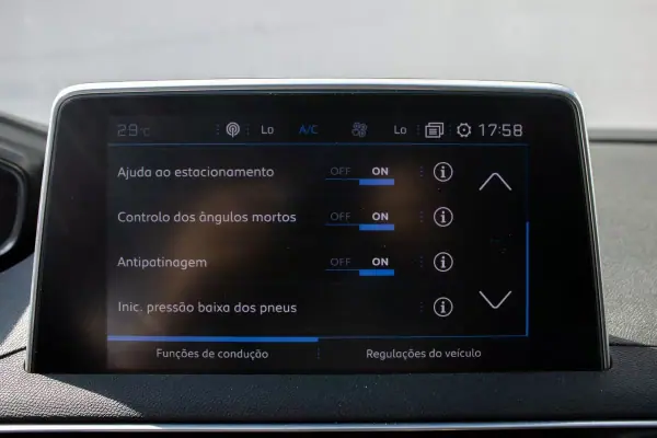 Peugeot 3008 2018 - 17990 EUR, 166000 km - AUTO.MOTO.pt - 166000km - foto 33 de 49