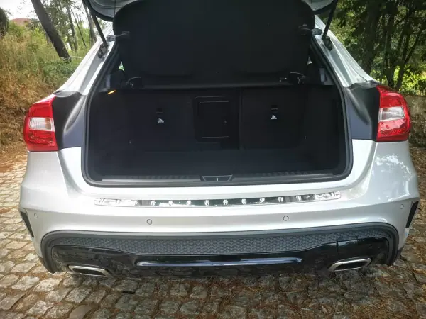 Mercedes-Benz GLA 180 2015 - 15250 EUR, 190000 km - AUTO.MOTO.pt - 190000km - foto 17 de 26