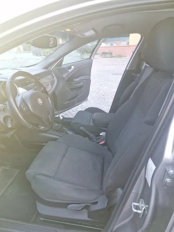 Alfa Romeo Giulietta 2011 - 6990 EUR, 156800 km - AUTO.MOTO.pt - 156800km - foto 9 de 17