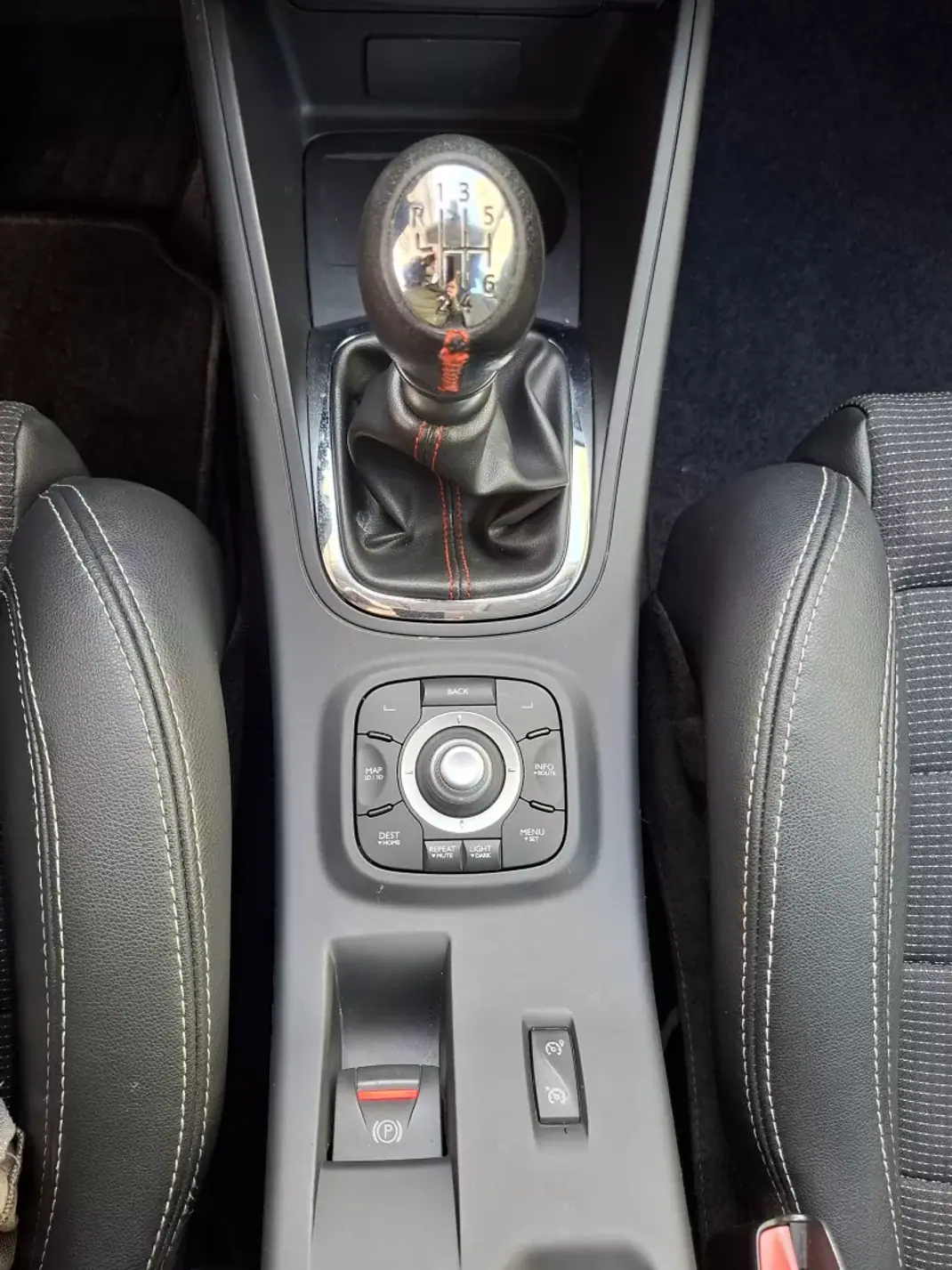 Renault Mégane Sport Tourer 2014 - 11500 EUR, 130900 km - AUTO.MOTO.pt - 130900km - foto 21 de 28