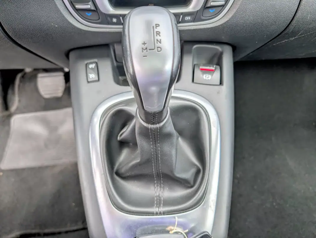 Renault Grand Scénic 2012 - 7250 EUR, 215638 km - AUTO.MOTO.pt - 215638km - foto 19 de 28