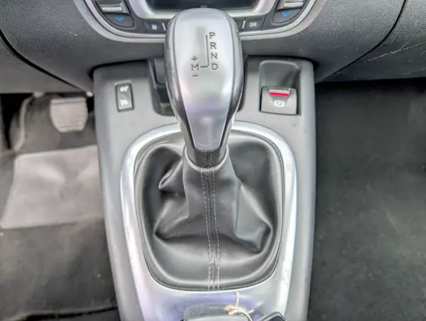 Renault Grand Scénic 2012 - 7250 EUR, 215638 km - AUTO.MOTO.pt - 215638km - foto 19 de 28