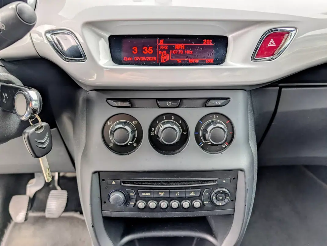 Citroën DS3 2015 - 8500 EUR, 100190 km - AUTO.MOTO.pt - 100190km - foto 16 de 17