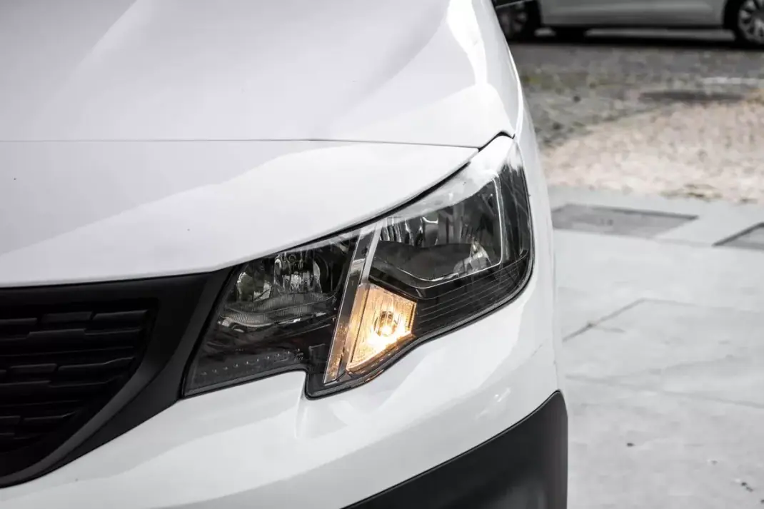 Peugeot Partner BlueHDi 100 L2 Cabine Dupla 2021 - 12990 EUR, 103902 km - AUTO.MOTO.pt - 103902km - foto 8 de 28