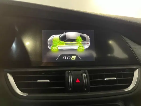 Alfa Romeo Giulia 2016 - 17750 EUR, 153000 km - AUTO.MOTO.pt - 153000km - foto 22 de 36