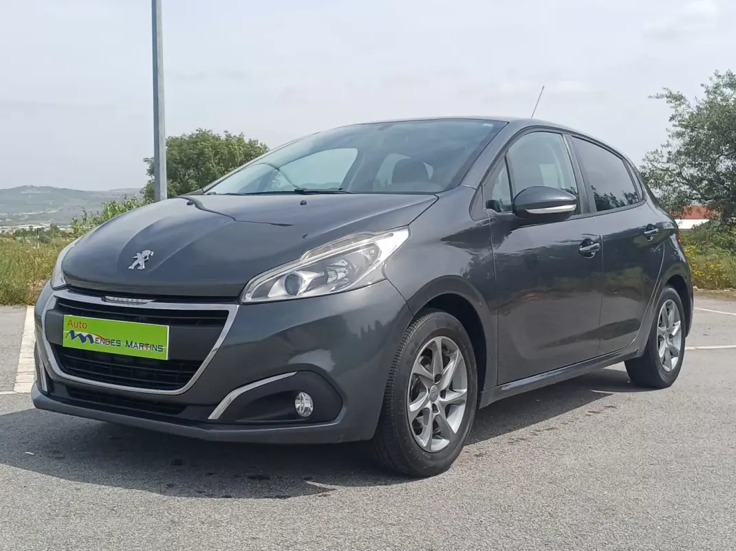 Peugeot 208 2015 - 9900 EUR, 149570 km - AUTO.MOTO.pt - 149570km - foto 1 de 15