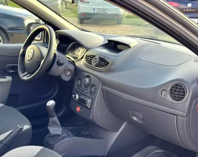 Renault Clio 2009 - 4280 EUR, 290626 km - AUTO.MOTO.pt - 290626km - foto 10 de 16