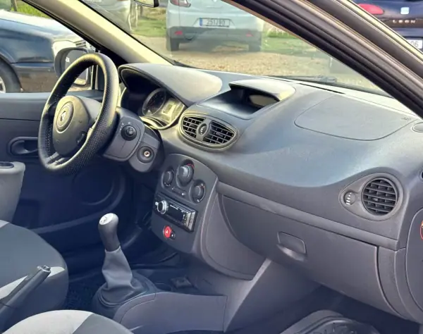 Renault Clio 2009 - 4280 EUR, 290626 km - AUTO.MOTO.pt - 290626km - foto 10 de 16