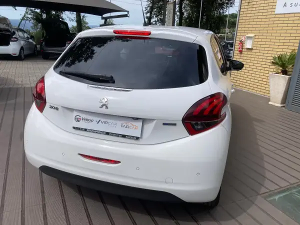 Peugeot 208 2016 - 9990 EUR, 66875 km - AUTO.MOTO.pt - 66875km - foto 8 de 23